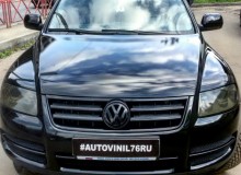 Полная оклейка Volkswagen Touareg в черный глянец kpmf. Так же тонировка всей оптики, оклейка всего хрома и серых вставок в салоне... #AUTOVINIL76RU