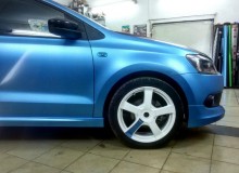Полная оклейка Volkswagen POLO в голубой матовый хром TeckWrap.
